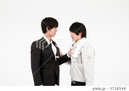 対立する若い二人 5718548