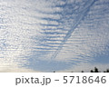 鯖雲に飛行機の航跡 鯖雲に飛行機の航跡 5718646