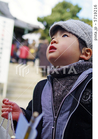 神社と子供 神社と子供 5719216