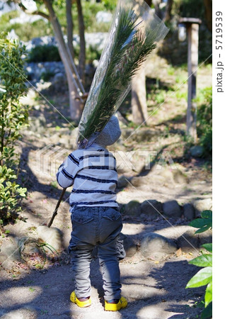 門松を運ぶ子供 門松を運ぶ子供 5719539