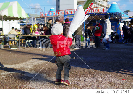 門松を運ぶ子供 門松を運ぶ子供 5719541
