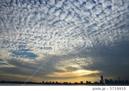 ウロコ雲と夕焼けのみなとみらい２１地区 5719910