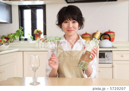 ワインを持つ女性 5720207