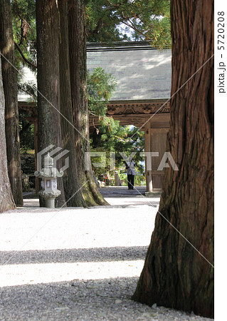 四国霊場第12番札所「焼山寺」仁王門とお遍路さんと参道 5720208