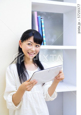 タブレットPCを楽しむ若い女性 5720377
