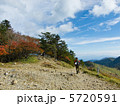 大菩薩峠の登山道を歩く男性 5720591