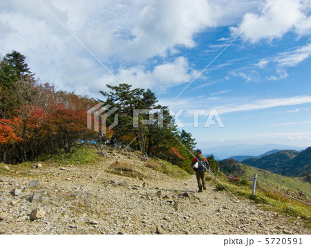 大菩薩峠の登山道を歩く男性 大菩薩峠の登山道を歩く男性 5720591