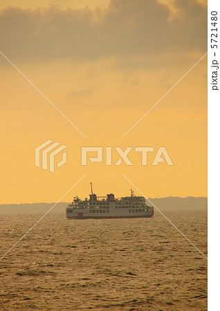 夕暮れの東京湾フェリー 夕暮れの東京湾フェリー 5721480