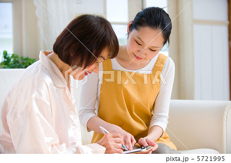 カウンセリングを受けるシニア女性 5721995