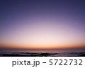 夜明け直前の海 5722732