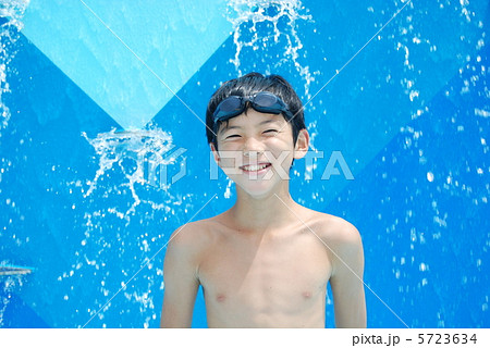 プールで笑顔の男の子 プールで笑顔の男の子 5723634