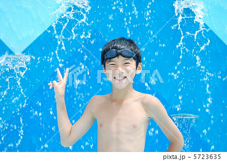 プールで笑顔の男の子 5723635