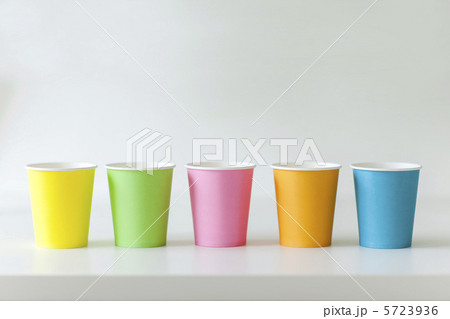 5色の紙コップ 5723936