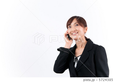 携帯電話を使用するビジネススーツの女性 5724385