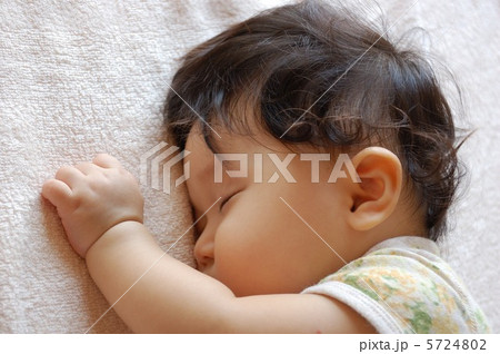眠る赤ちゃん 5724802