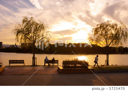 夕暮れ 5725470