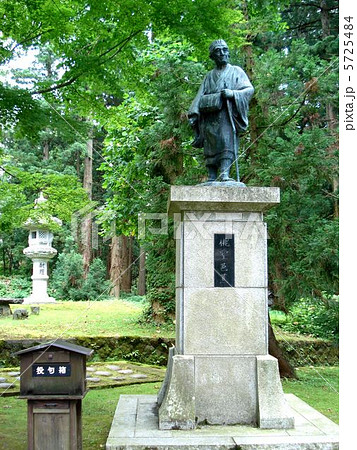 出羽三山神社の芭蕉像 5725484