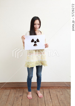 放射能マークを掲げる女性 5726272