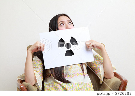 放射能マークを掲げる女性 5726285