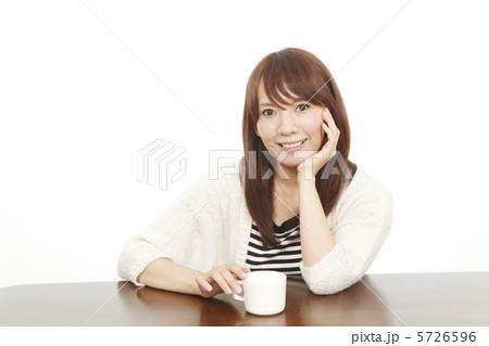コーヒーカップと女性 コーヒーカップと女性 5726596