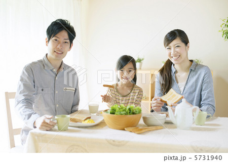 朝食を食べる親子 朝食を食べる親子 5731940
