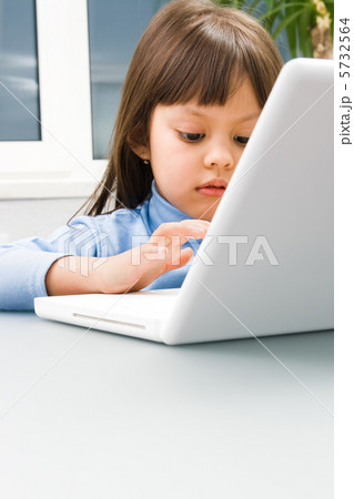 5732564