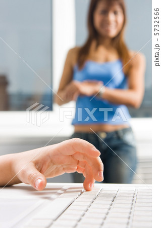5732566