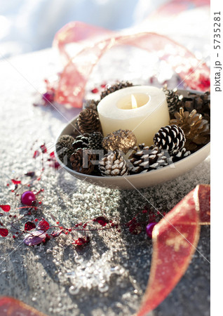 キャンドルとオーナメントとリボン 5735281