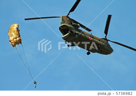 陸上自衛隊　空挺降下 5736982