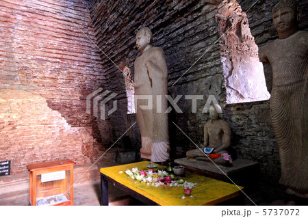 ポロンナルワ  5737072