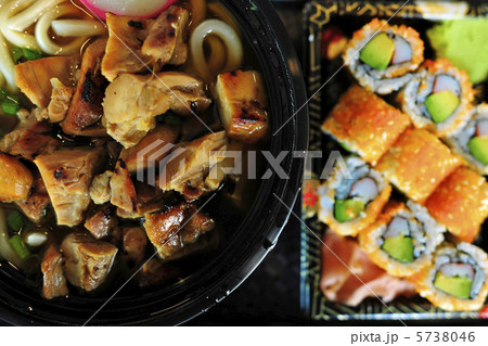 外国のフードコートで食べるうどんとカリフォルニアロール 5738046