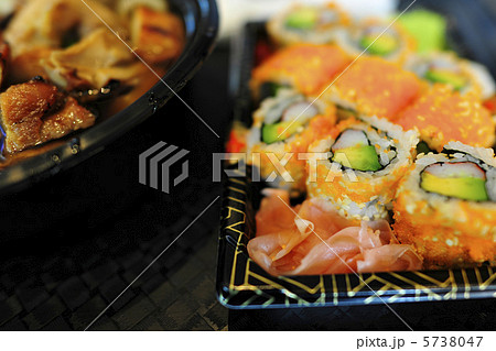 外国のフードコートで食べるうどんとカリフォルニアロール 5738047