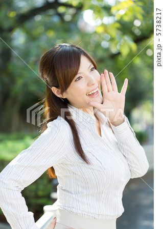 緑の中の女性 緑の中の女性 5738217