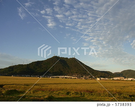 朝日を浴びて聳える秋の常山（横位置） 5738393