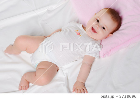 The baby lays 5738696