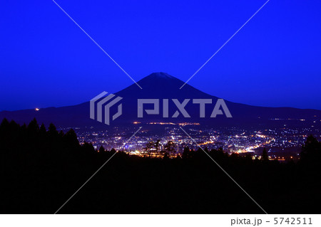 御殿場の夜景と富士山 5742511