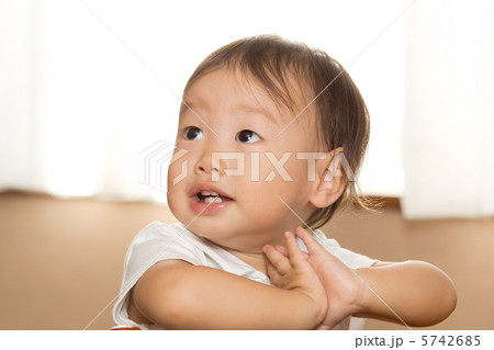 両手を合わせてママを見つめている赤ちゃん 両手を合わせてママを見つめている赤ちゃん 5742685