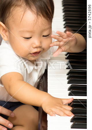 初めてのピアノに興味津々の赤ちゃん 5742696