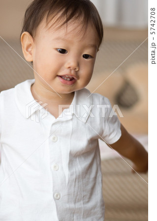 白いシャツの赤ちゃん 白いシャツの赤ちゃん 5742708