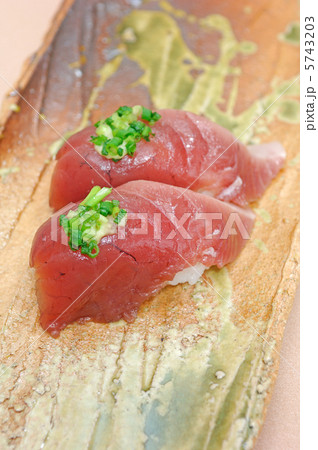 新鮮な鰹にぎり 5743203