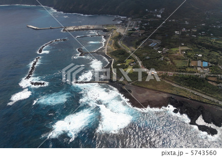 八丈島の東岸・底土港周辺を空撮 5743560