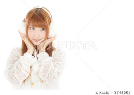 寒そうに耳当てに手を添える可愛い女の子 5743605