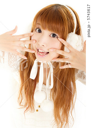 秋冬物衣装を着てお茶目にポーズを取る女性 秋冬物衣装を着てお茶目にポーズを取る女性 5743617