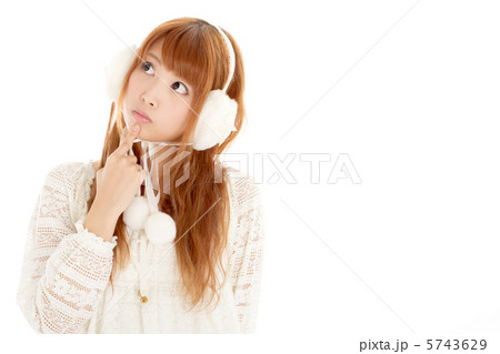 何かを考えながら横上を見上げる少女の写真素材