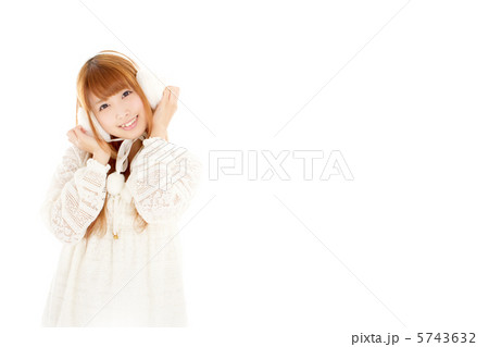 可愛いニットを着て恥ずかしそうなそぶりをする童顔の女の子 5743632