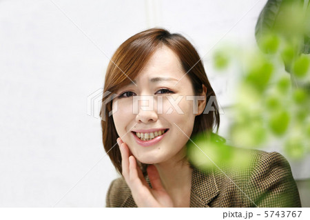 ちょっと困った感じの女性 5743767