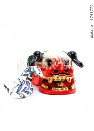 年賀2013・和蛇の雄と獅子頭アップ・白バック縦位置ほぼ中央・ハガキ対応比 5743770