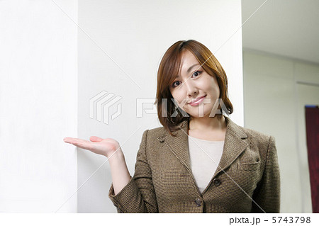 ご案内ポーズの女性 5743798