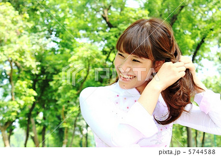 髪をまとめるベトナム人美女 髪をまとめるベトナム人美女 5744588