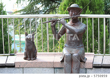 神戸市 北野異人館街にある銅像「フルートを吹く少女」の写真素材